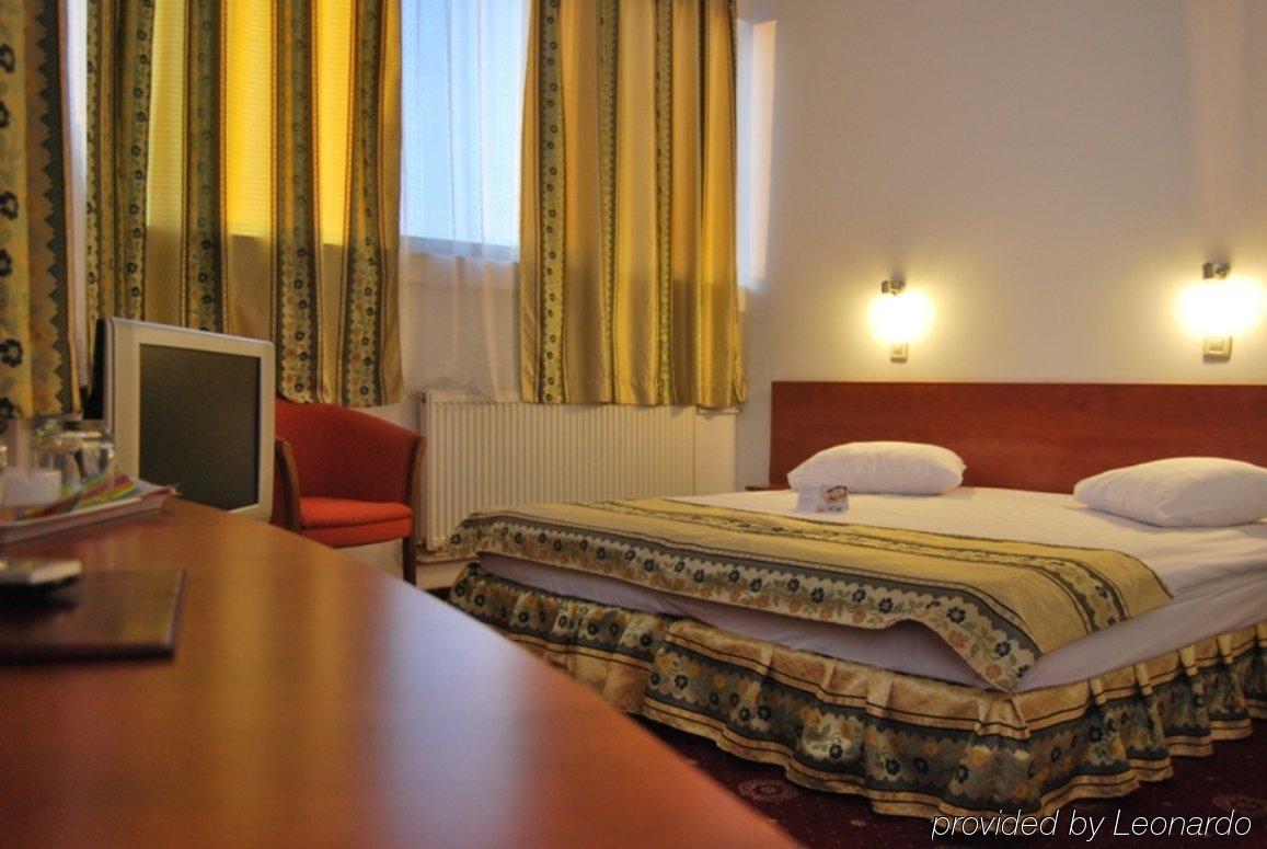 Kosher Hotel Lev Or Bucarest Habitación foto